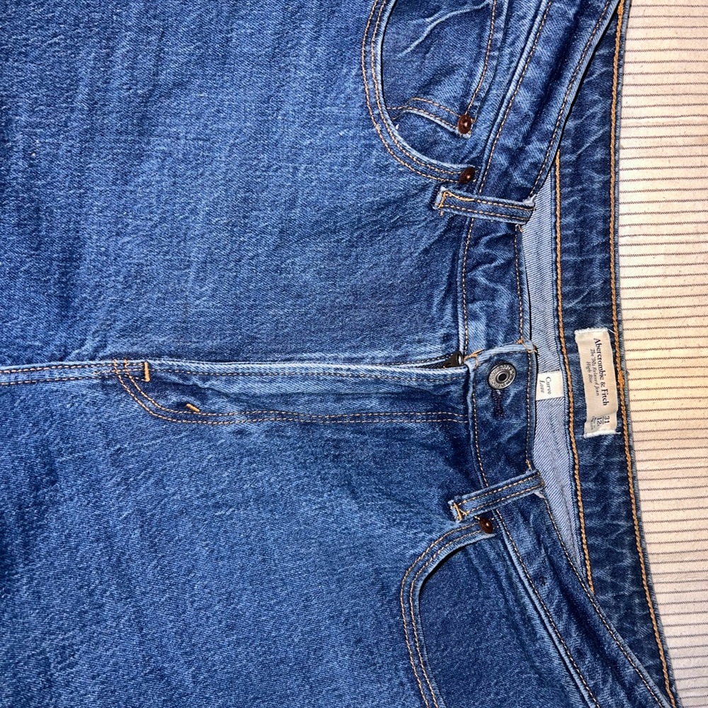 The “90’s Relaxed Jean” - High Rise (Curve Love)